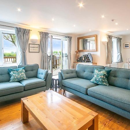 Coot Cottage - Holiday House With Fantastic Lake Views Somerford Keynes Exterior foto