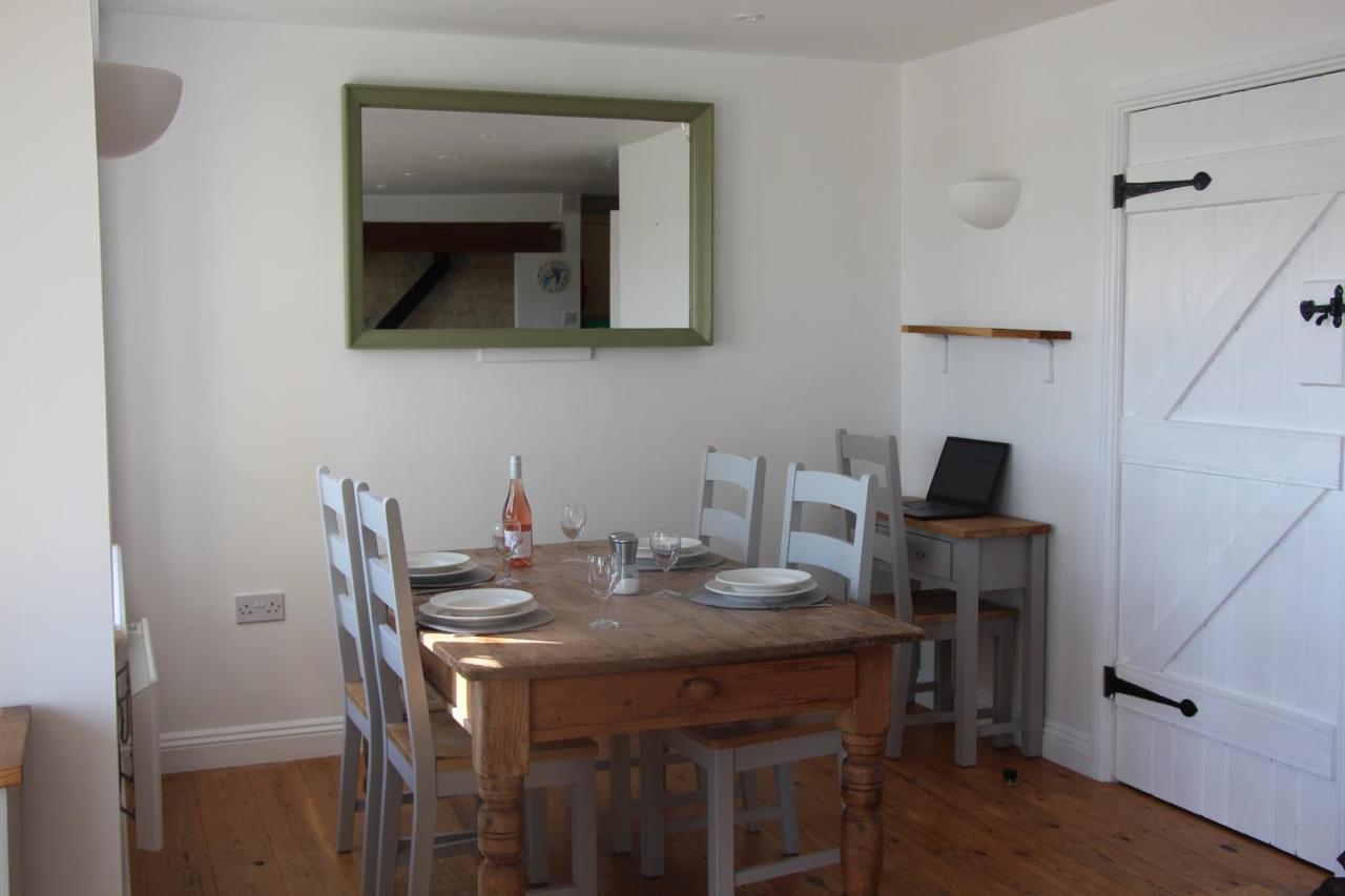Coot Cottage - Holiday House With Fantastic Lake Views Somerford Keynes Exterior foto