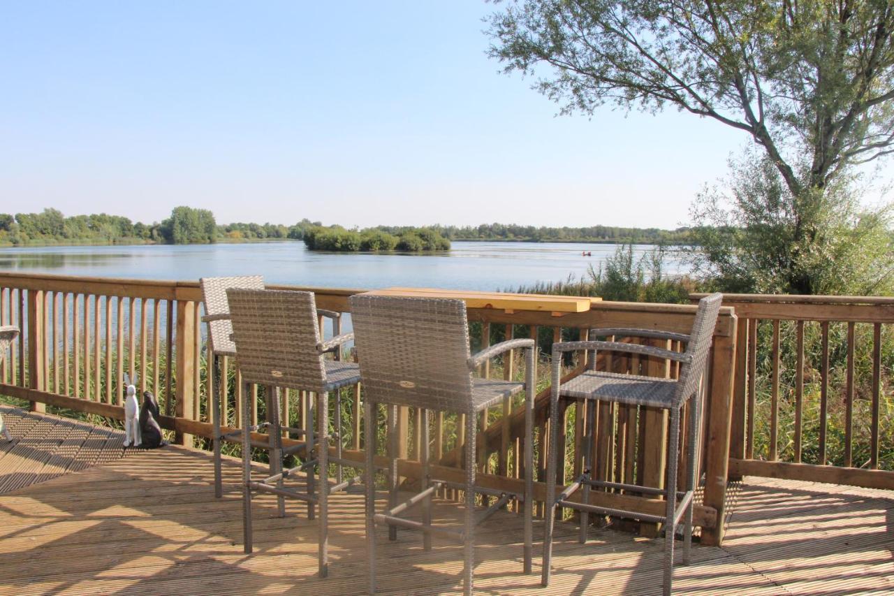 Coot Cottage - Holiday House With Fantastic Lake Views Somerford Keynes Exterior foto