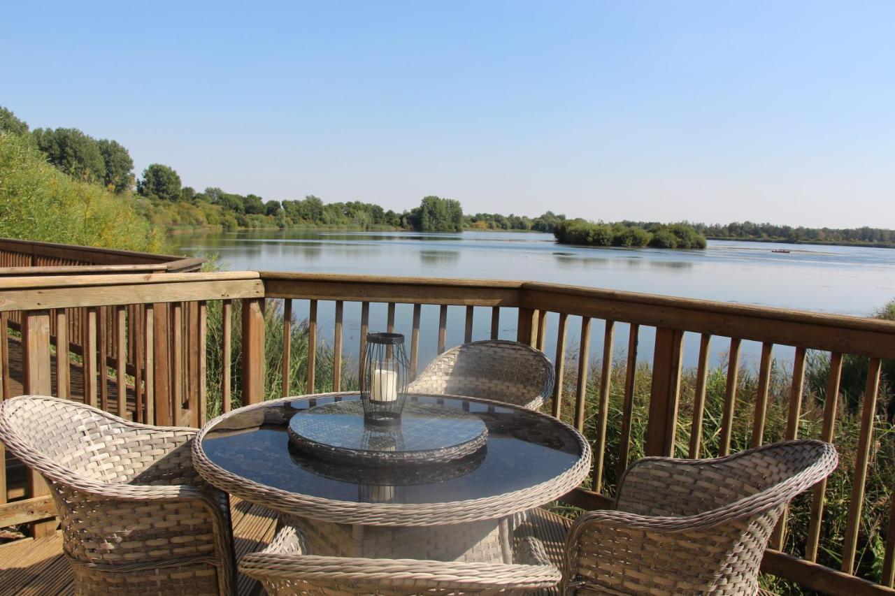 Coot Cottage - Holiday House With Fantastic Lake Views Somerford Keynes Exterior foto