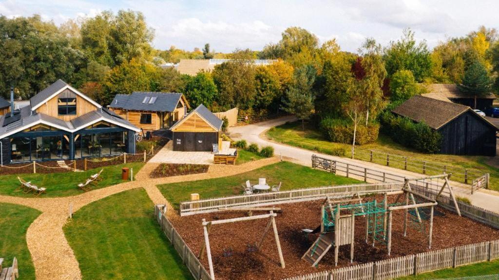 Coot Cottage - Holiday House With Fantastic Lake Views Somerford Keynes Exterior foto